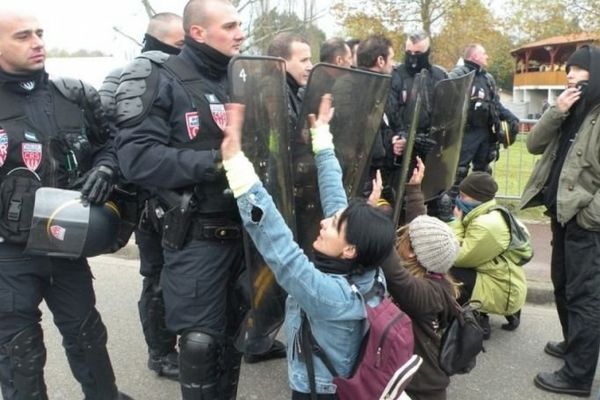 Manifestation à Rion des Landes, dimanche 24 novembre.