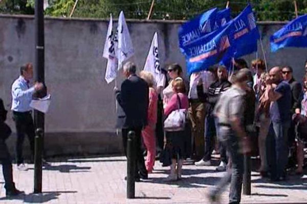 Rassemblement de policiers devant le commissariat d'Orléans ce midi