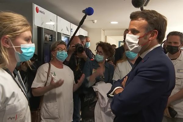 Emmanuel Macron aux Urgences de Cherbourg