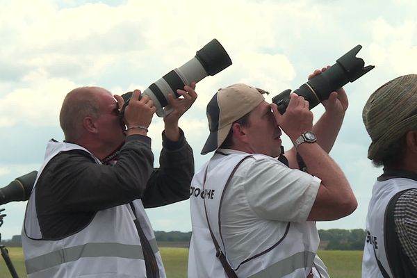 Avec leurs objectifs, les spotters tentent d'immortaliser les avions lors de leurs démonstrations.