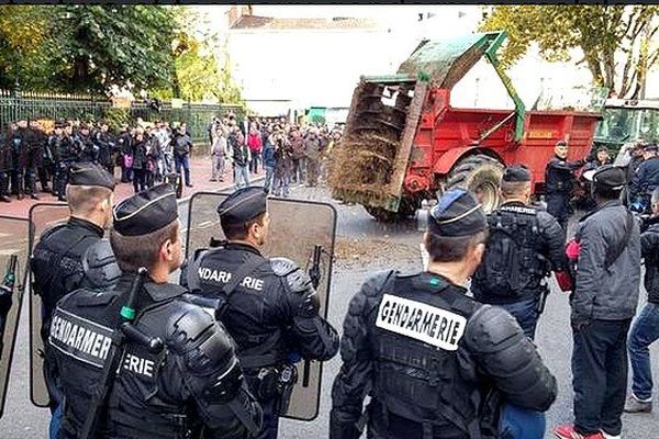 Face à face entre forces de l'ordre et militants de la FDSEA mercredi soir devant la préfecture de Limoges.