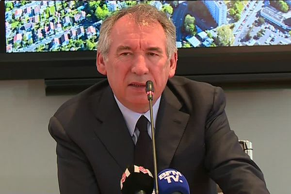 François Bayrou en conférence de presse, dimanche 20 mai, à Pau. 