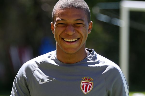 Kylian Mbappe a le sourire lors de l'entraînement de l'AS Monaco à la Turbie, ce lundi 8 mai.