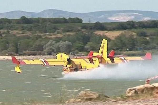 Un Canadair mobilisé sur l'incendie de Montalba-le-Château en train de ravitailler dans le lac de Villeneuve-de-la-Raho, dans les Pyrénées-Orientales - 11 août 2016