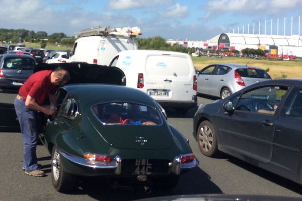 Le trafic est très ralenti sur l'autoroute A16.