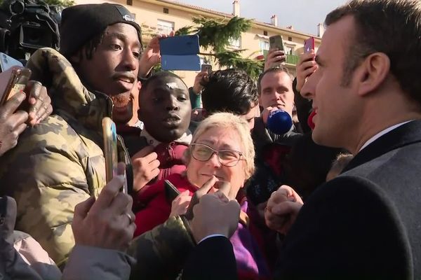 Emmanuel Macron a bousculé le protocole en prenant un bain de foule dans le quartier de Bourtzwiller à Mulhouse