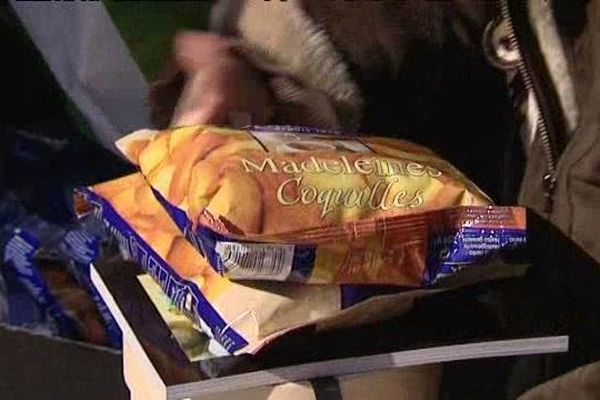 Une nouvelle vente de madeleines "Jeannette" a été organisée ce jeudi devant l'usine de Caen.