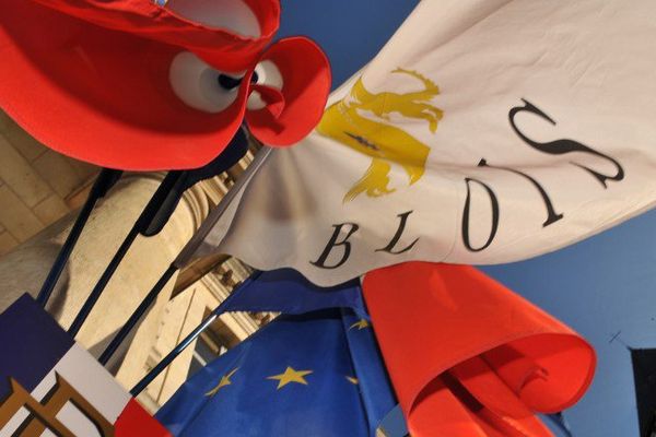 Photo prise le 23 mai 2011 à Blois, des drapeaux accrochés au fronton de la mairie