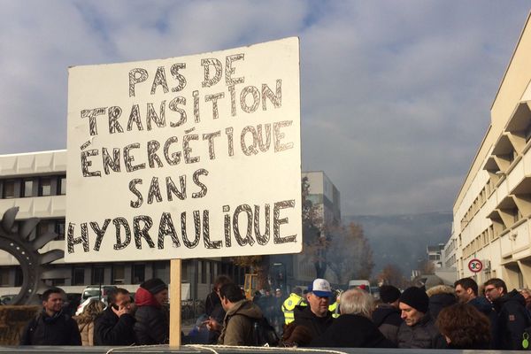 Blocage du site GE Hydro à Grenoble lundi 20 novembre. 