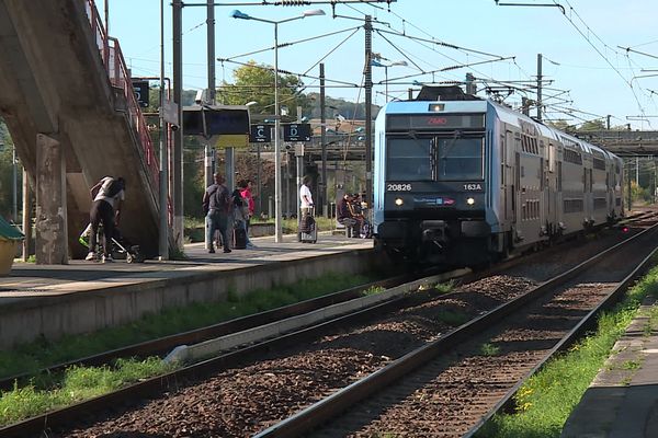 Les usagers du TER empruntent le RER via des bus le temps de la remise en état des voies sur la ligne Paris/Château-Thierry.