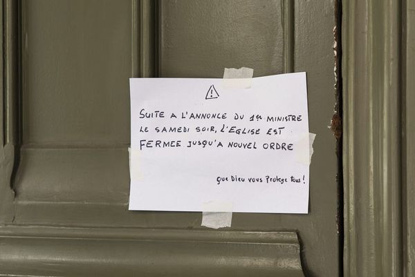 Une église fermée à Paris le 15 mars. Dans le Puy-de-Dôme, les lieux de culte ne sont pas tous fermés malgré les mesures de confinement liées au Coronavirus Covid-19. 