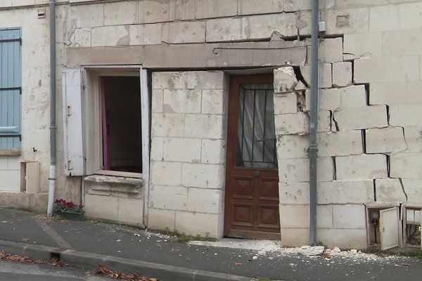 La façade fissurée et déformée du 4, rue de la Porte-Poitevine à Loches.