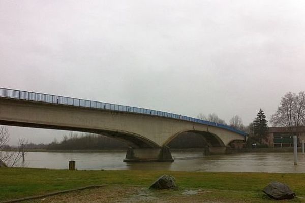 Le pont de Saint-Romain-des-Îles, sur la commune de Saint-Symphorien-d’Ancelles, en Saône-et-Loire, est fermé pour six mois à partir du 17 février