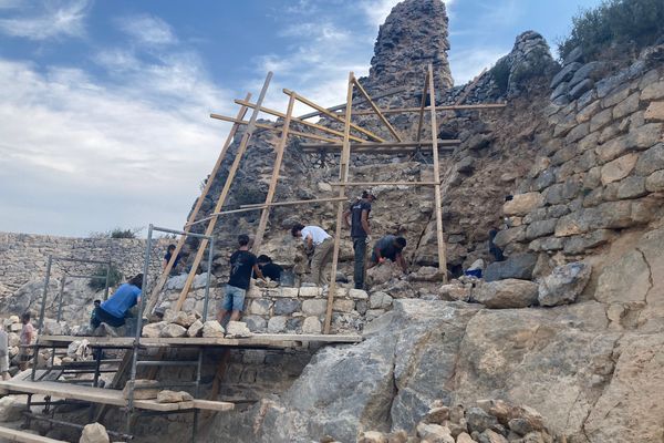 Opoul-Périllos (Pyrénées-Orientales) - Les pierres utilisées pour la rénovation sont récupérées dans les ruines - août 2024.