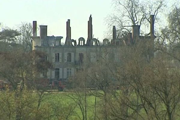 Le château de Neureux, à Lurcis-Lévy dans l'Allier, a été la proie des flammes dans la nuit de dimanche à lundi. 