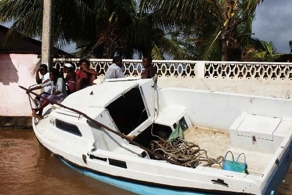 Des réfugiés sur un bateau dans la ville de Tuléar inondée après le débordement du fleuve Fiherenana.