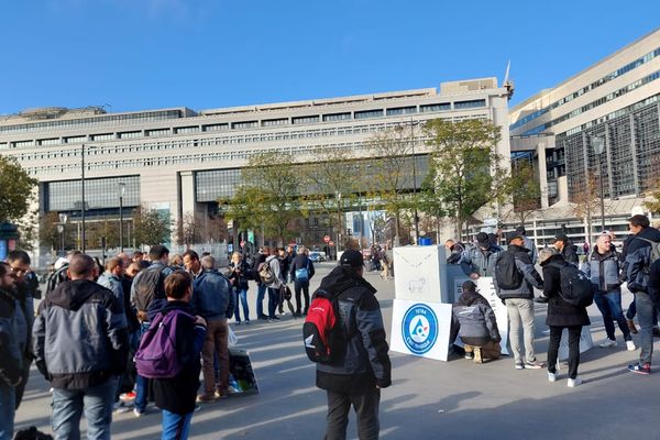 Les salariés de Sidel devant Bercy, le ministère de l'économie et des finances, ce lundi 14 novembre 2022.