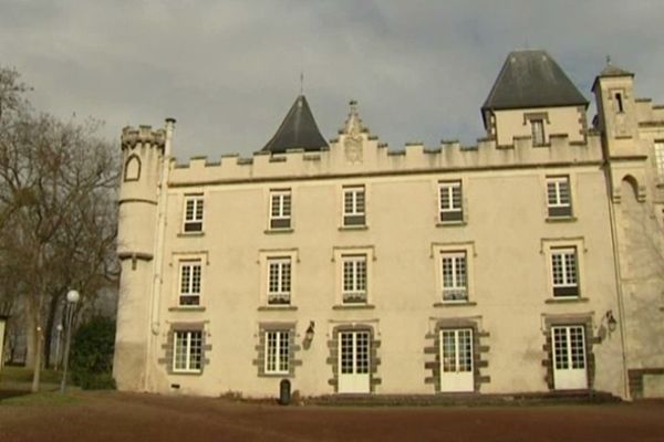 Le château de Pessat-Villeneuve (63) était en vente depuis plus d'un an. La municipalité l'a racheté, il y a un mois, pour la coquette somme de 1 million 900 000 euros.