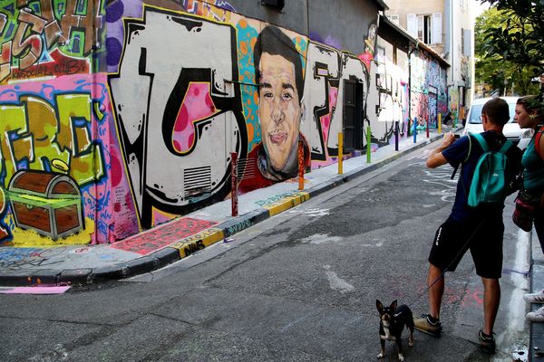 Graffs du jeune graffeur "Cofre". La rue Armand Bédarrides sur le Cours Julien, est recouverte de graffs dont certains de Cofre lui-même ainsi qu'un énorme graff portrait d'Antoine, hommage collectif rendu au jeune graffeur disparu.