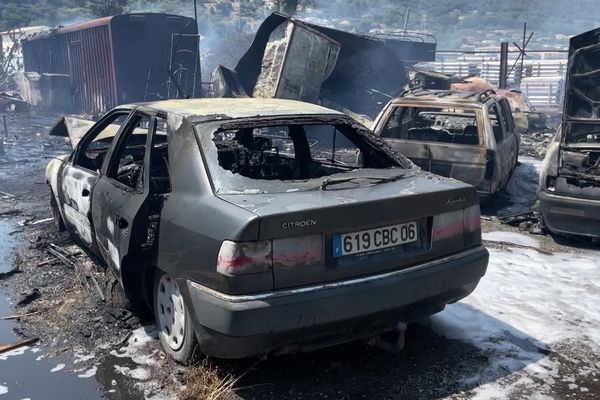 Un début d'incendie a brûlé plusieurs cabanons et véhicules à Saint-Laurent-du-Var.