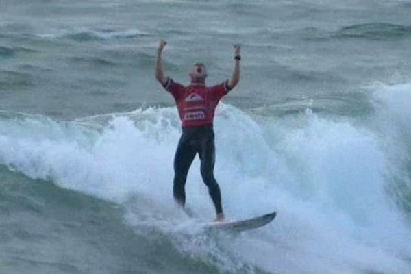 Mick Fanning remporte la finale du Quilser Pro France 2013