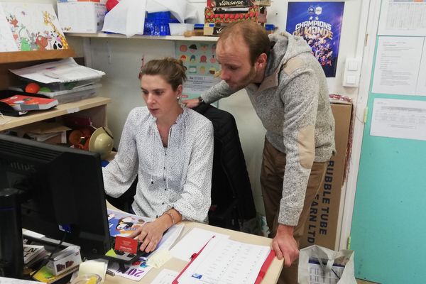 Jean-Brice et Virginie, référents périscolaires vont bénéficier de la prime voulue par la municipalité de Plérin