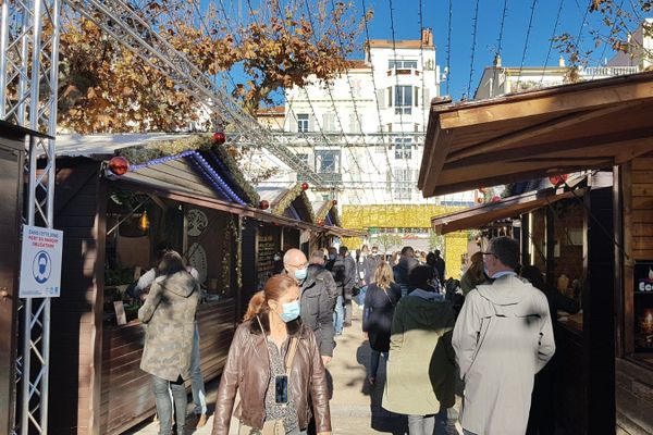 Les traditionnels chalets en bois au village de Noël à Cannes, le port du masque est obligatoire. 