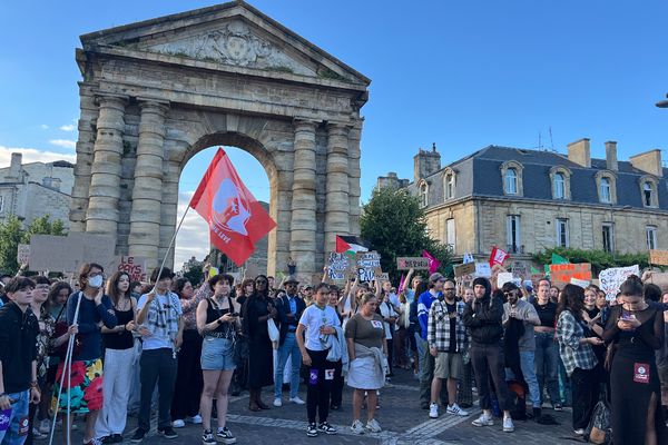Les manifestants rassemblés place de la Victoire ce lundi 10 juin.
