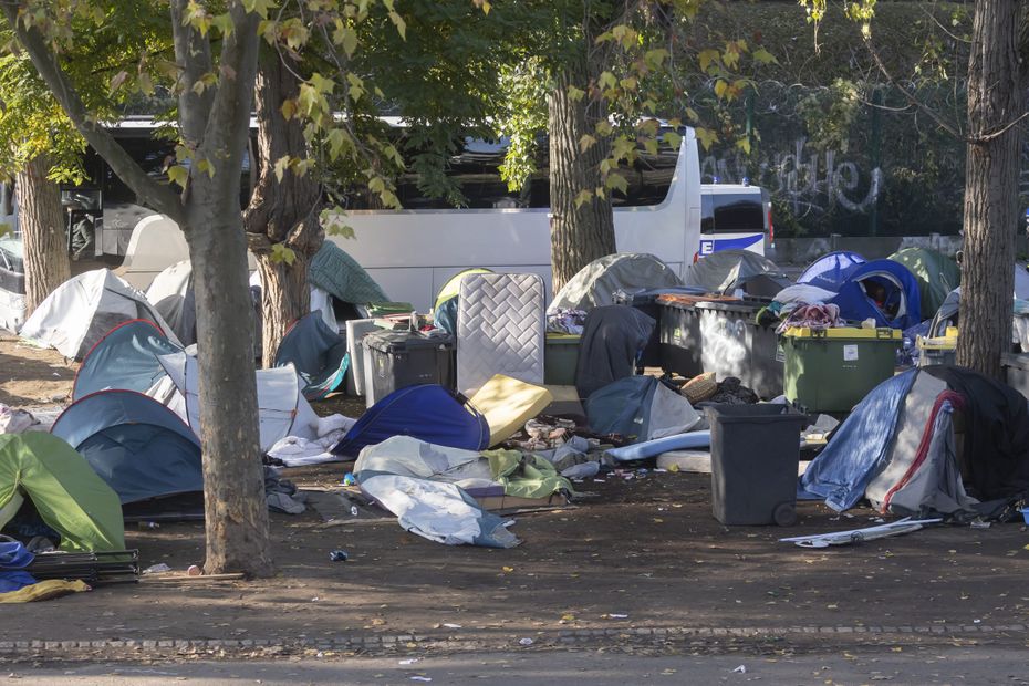 DIRECT.  Crack users evacuated from Forceval square, to follow in your 19/20 France 3 Paris Île-de-France.