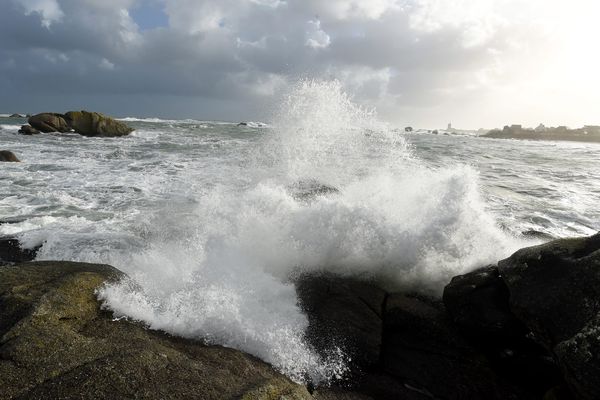 Des rafales puvant dépasser les 100 km/h sont attendues sur le littoral en fin de nuit et demain matin.