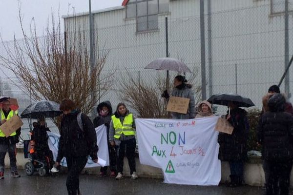 Saint-Sorlin-en-Valloire :  retour de la semaine de 4 jours  ? Des parents d'élèves protestent ce lundi matin devant l'école de la commune drômoise (5/2/18=