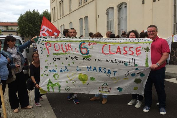 Les parents d'élèves de l'école élementaire publique de Marsat, qui manifestaient devant l'inspection académique jeudi 7 septembre, ont obtenu gain de cause : une 6e classe va bien être ouverte dans l'établissement.