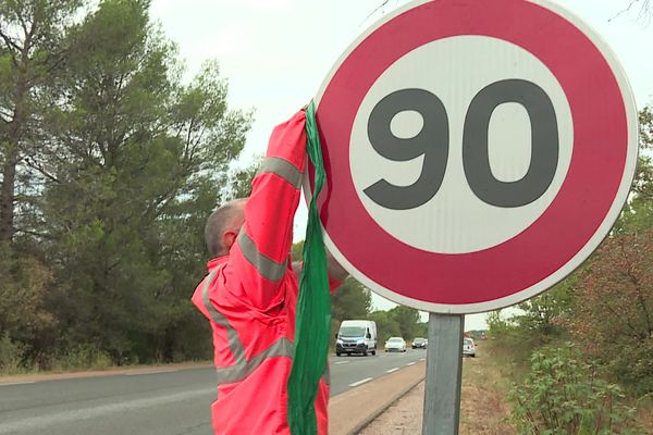 Les techniciens ont remis ce lundi matin des panneaux indiquant la vitesse limite de 90 km/h dans le Var.