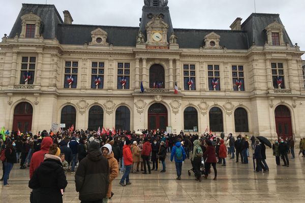 En début d'après-midi, quelques centaines de personnes réunies devant l'hôtel de ville de Poitiers pour manifester contre la loi Sécurité Globale.