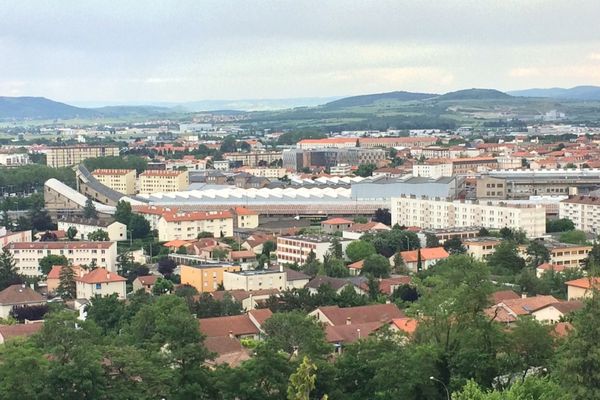 La 1ère circonscription du Puy-de-Dôme, 100 % urbaine, englobe les quartiers nord de Clermont-Ferrand, les communes de Cournon d’Auvergne, Gerzat, de grandes zones industrielles, le siège et des usines de Michelin. 