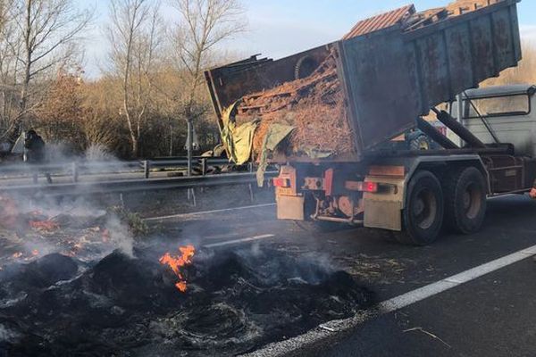 Les agriculteurs ont levé les barrages dans la nuit de mercredi à jeudi. Mais il faut maintenant déblayer. Comme l'autoroute A61 qui restera fermée toute la matinée dans les deux sens à hauteur de Castelnaudary. Il est donc impossible d'aller à Toulouse par l'autoroute en venant de Narbonne.