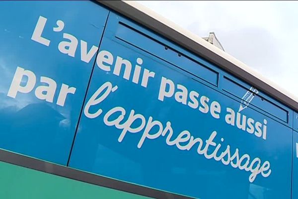 Chaque année, le Bus de l’Apprentissage sillonne le département de Saône-et-Loire pendant un mois en faisant des escales dans les collèges. Objectif : faire la promotion de l’apprentissage auprès des jeunes.