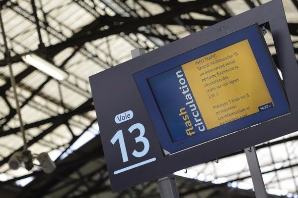 Gare Saint-Lazare, à Paris, des flashs d'information circulation sont diffusés sur les écrans