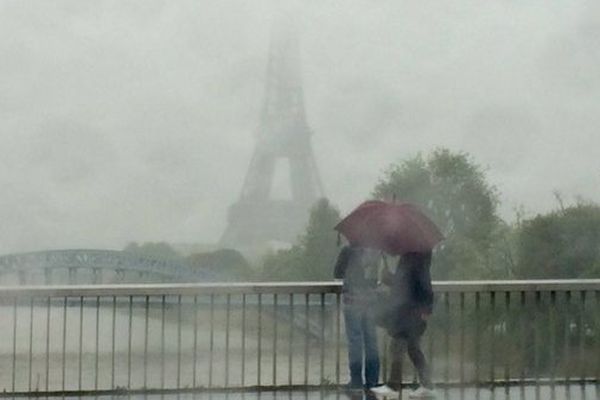 La Tour Eiffel, la tête dans les nuages, le 31 mai 2016.