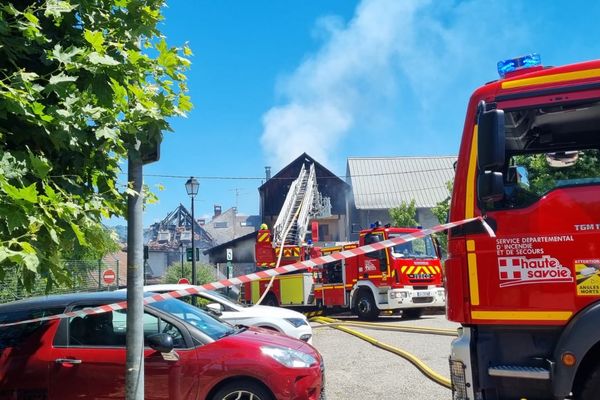 Un incendie s'est déclaré dans le centre de Rumilly (Haute-Savoie) le 10 juillet, deux habitations ont été détruites.