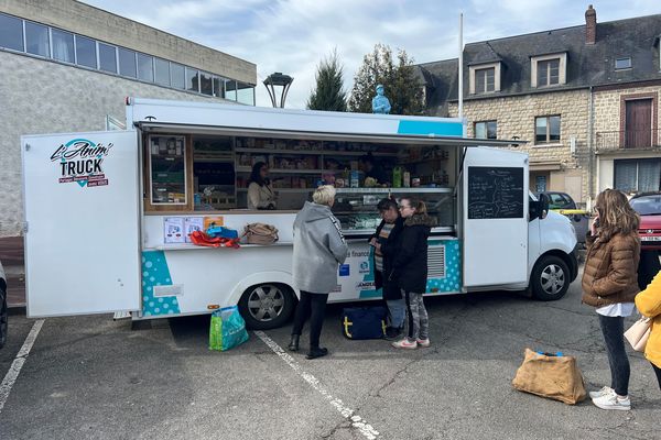 Comme chaque jeudi matin, l'Anim'truck s'installe sur le parking de la mairie de Foucarmont (Seine-Maritime)