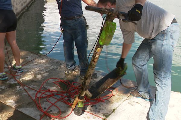 Des trottinettes, des vélos, des caddies, et bien d'autres objets sont sortis de l'eau à chaque session de dépollution organisée par Nettoyons Lyon. 30 août 2020.