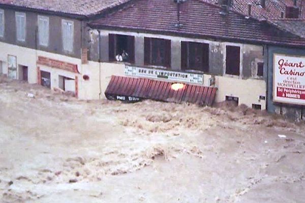 Nîmes - le quartier Richelieu dévasté et sous les eaux - 3 octobre 1988.