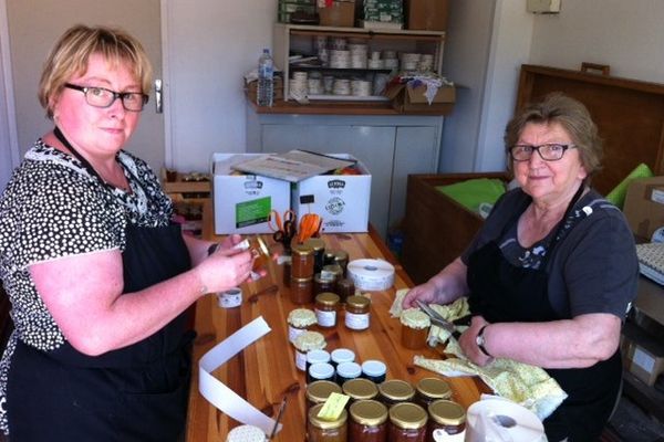 Sophie Defacque et Marie-Paule Defacque en pleine préparation de confiture