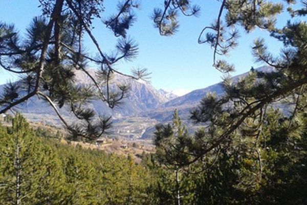 Chroniques Méditerranéennes : "Serre Ponçon, ensemble c'est tout"  c'est dimanche à 12h50.