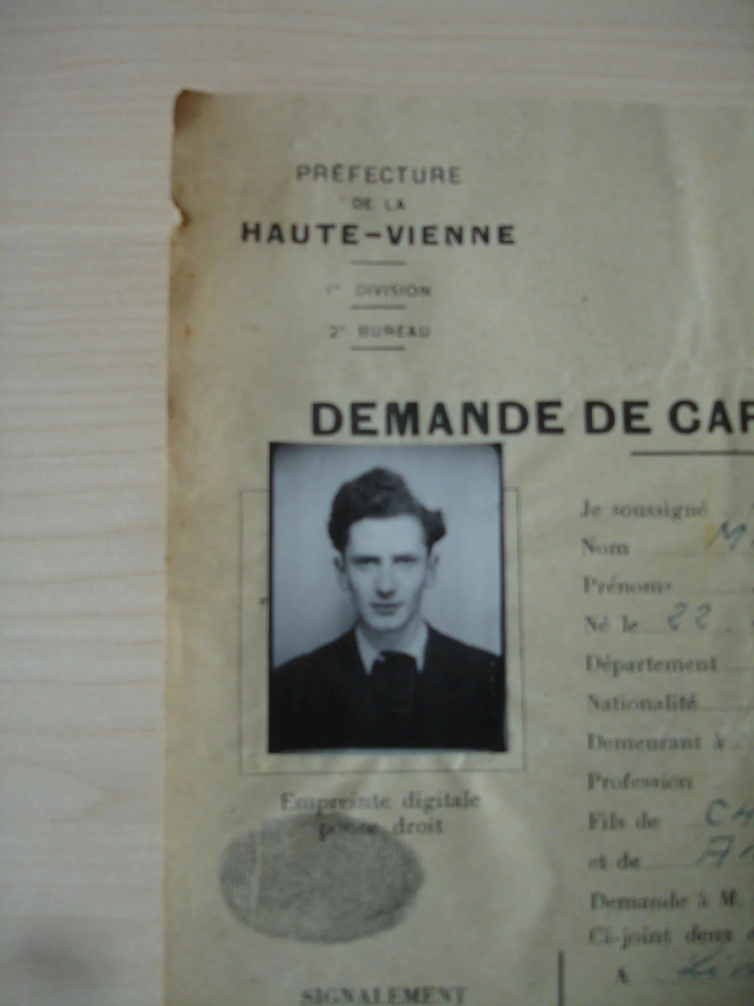 Photo de la carte d'identité de Marcel Mangel, délivrée en 1943, par la préfecture de la Haute-Vienne.