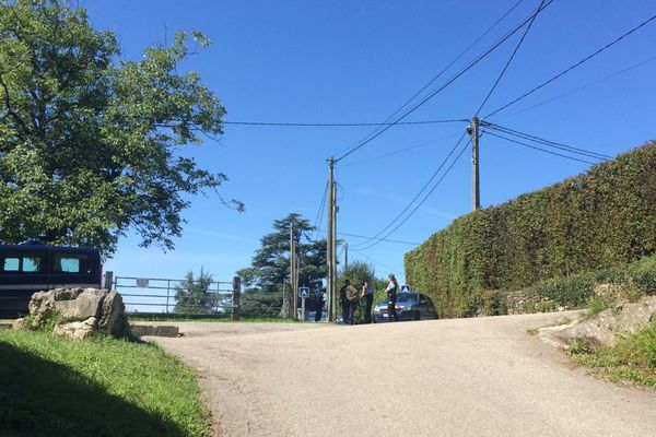 Les gendarmes empêchent l'accès à la maison en cours de perquisition.