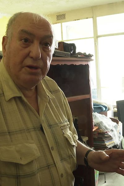 Michel, 80 ans, est le dernier habitant du quartier du Point du Jour à Saint-Laurent-du-Var. Il ne veut pas quitter son logement.