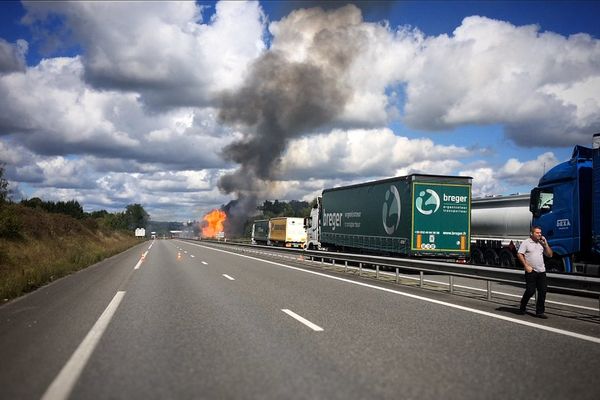 Un camion transportant des bouteilles de gaz a pris feu sur la RN10 entre Pouillac et Chevanceaux en Charente-Maritime.