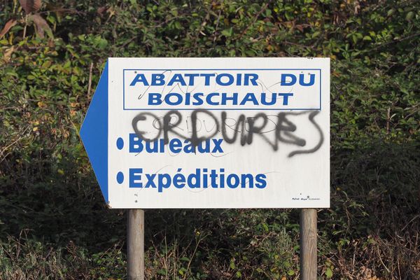 Un tag "ordures" devant l'abattoir de Boischaut, après les révélations de L214. 